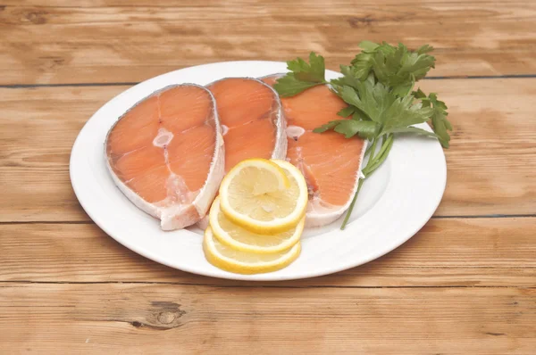 Prato para assar com fatias de salmão sobre mesa de madeira — Fotografia de Stock