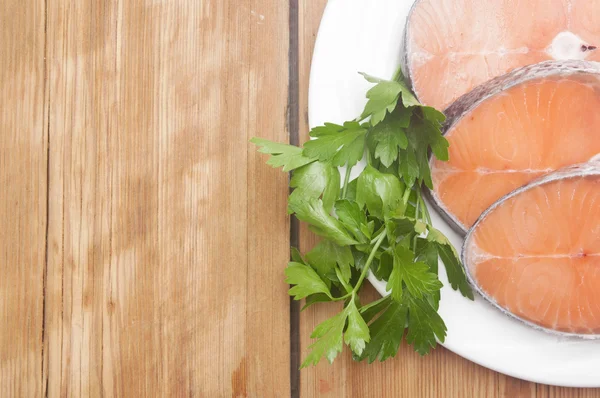 Prato para assar com fatias de salmão sobre mesa de madeira — Fotografia de Stock