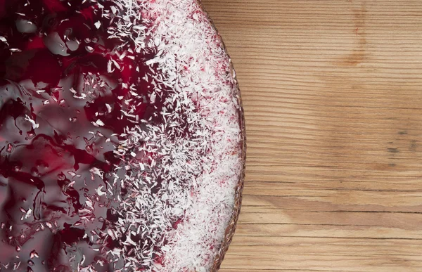 Een zelfgemaakte aardbei taart op houten tafelblad — Stockfoto