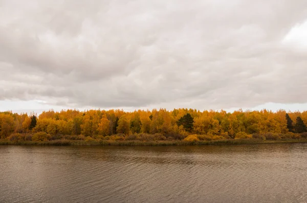 Pěkná Podzimní Krajina Jezerem — Stock fotografie