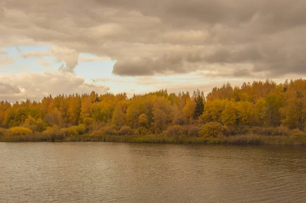 湖と素敵な秋の風景 — ストック写真