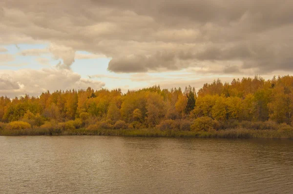 Schöne Herbstlandschaft Mit See — Stockfoto