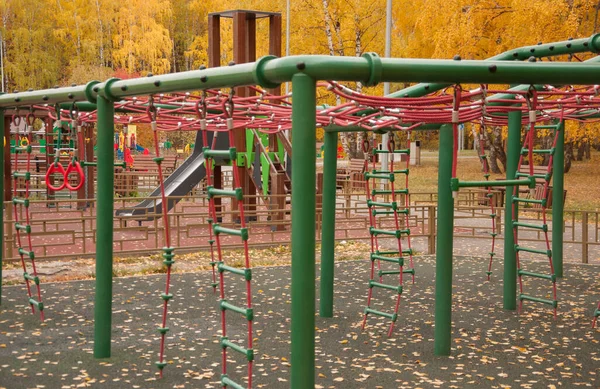 Pusty Plac Zabaw Opadłymi Jesiennymi Liśćmi Podłodze — Zdjęcie stockowe