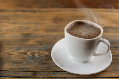 Tahta bir masada bir fincan kahve..