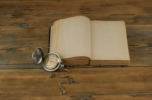 Open Vintage Βιβλίο Λευκά Φύλλα Και Ένα Ρολόι Στο Τραπέζι — Φωτογραφία Αρχείου