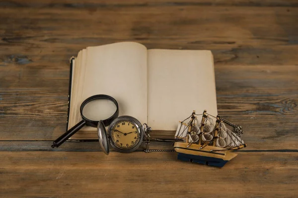 Libro Vintage Abierto Con Sábanas Blanco Reloj Sobre Mesa Madera — Foto de Stock