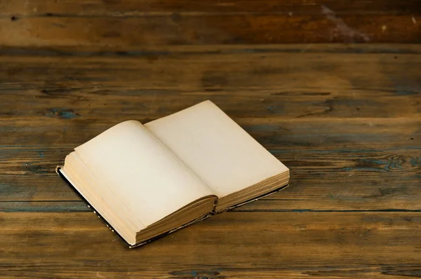 Деревянном Столе Лежит Старая Открытая Книга Пустыми Страницами — стоковое фото
