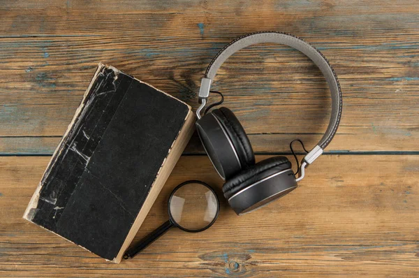 Czarne Słuchawki Bliska Książka Drewnianym Stole Koncepcja Książki Audio Kształcenie — Zdjęcie stockowe