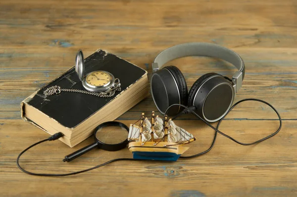 Auriculares Negros Libro Cierre Están Mesa Madera Concepto Audio Libro — Foto de Stock