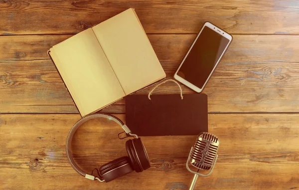 Akıllı Telefon Açık Kitaplı Siyah Kulaklıklar Ahşap Masada Ses Kitabı — Stok fotoğraf