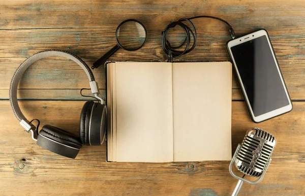 Akıllı Telefon Açık Kitaplı Siyah Kulaklıklar Ahşap Masada Ses Kitabı — Stok fotoğraf