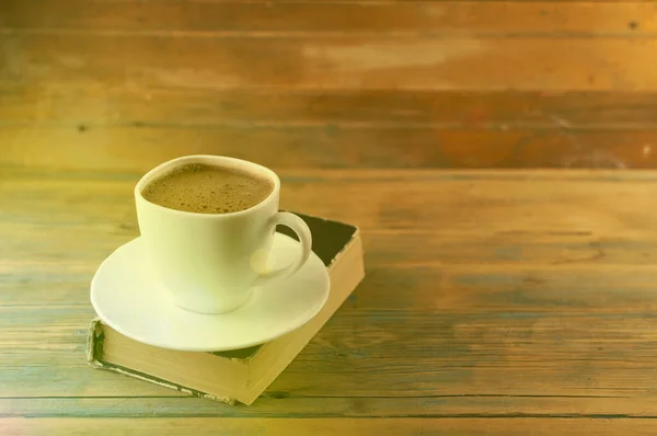 Ahşap Masanın Üzerinde Bir Fincan Kahveyle Kitabı Kapat Metin Model — Stok fotoğraf