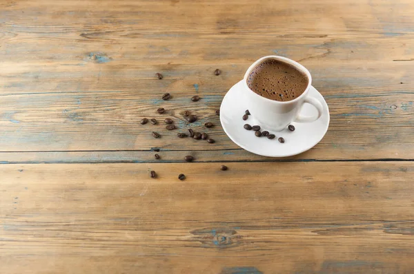 Kopp Kaffe Gammalt Träbord Med Några Rostade Bönor — Stockfoto