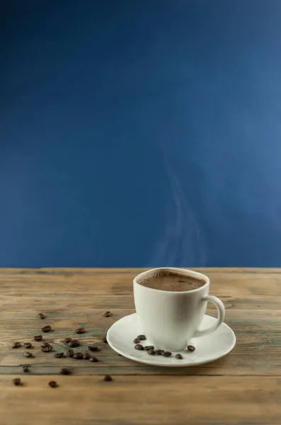 Eine Tasse Kaffee Auf Einem Alten Holztisch Mit Gerösteten Bohnen — Stockfoto