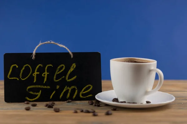 コーヒー時間 とコーヒーと黒板のカップ コーヒーブレイク朝の目覚めのコンセプト — ストック写真