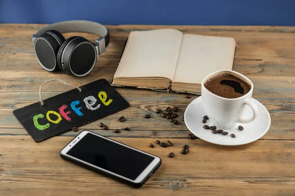 Eine Tasse Kaffee Kopfhörer Ein Aufgeschlagenes Buch Und Eine Tafel — Stockfoto