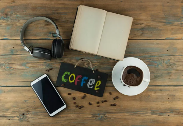 Eine Tasse Kaffee Kopfhörer Ein Aufgeschlagenes Buch Und Eine Tafel — Stockfoto