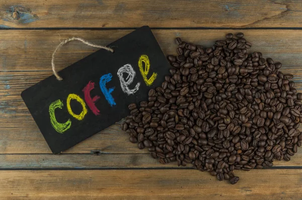 安いコーヒー豆とカラフルなアルファベットで書かれた碑文 コーヒー とボード コーヒーブレイク 朝に目を覚ますの概念 トップ表示 — ストック写真