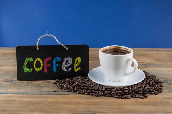 Vit Keramik Kopp Kaffe Och Svarta Tavlan Med Inskriptionen Kaffe — Stockfoto