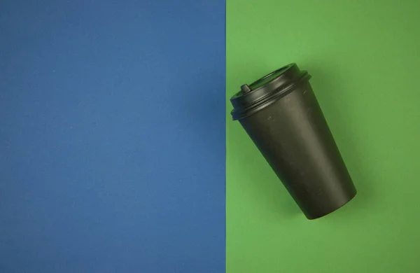 Auf Grünem Und Blauem Hintergrund Liegt Eine Einwegbecher Kaffee Aus — Stockfoto