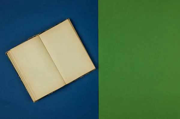 Vecchio Libro Aperto Con Pagine Bianche Sdraiato Sfondo Verde Blu — Foto Stock