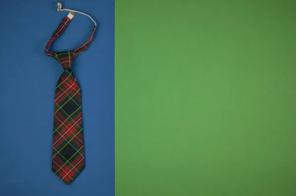 Corbata Hombre Encuentra Sobre Fondo Verde Azul Lugar Para Copiar — Foto de Stock