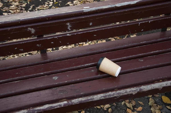 Caffè Trova Una Panchina Sulla Strada Bel Tempo Riscaldare Con — Foto Stock