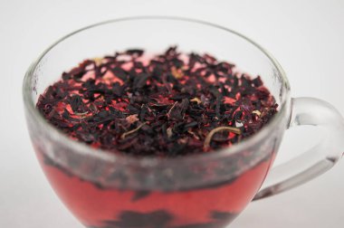 Karkade. Bardakta çay içiyorum. Bardakta kırmızı sıvı. Kurumuş taç yaprakları. Hibiscus. Sudan gülü 