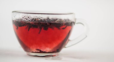 Karkade. Bardakta çay içiyorum. Bardakta kırmızı sıvı. Kurumuş taç yaprakları. Hibiscus. Sudan gülü 