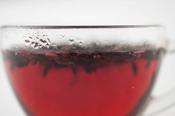 Karkade Teetrinken Glas Rote Flüssigkeit Einem Glas Getrocknete Blütenblätter Hibiskus — Stockfoto