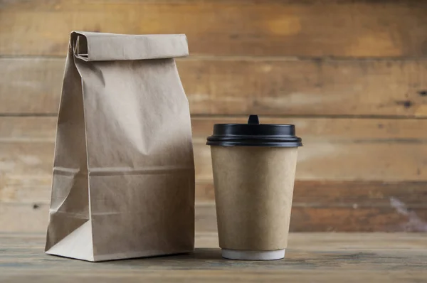 Kaffeetasse Zum Mitnehmen Aus Papier Mit Lunchpaket Auf Holzgrund — Stockfoto