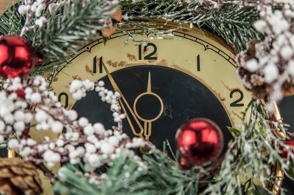 Top View Vintage Christmas Clock Frame Christmas Wreath Black Background — Stock Photo, Image