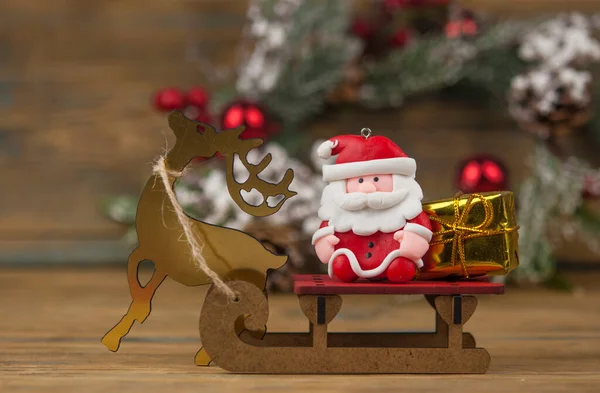 Rood Grappig Speelgoed Kerstman Paardrijden Kerstslee Met Herten Bruine Houten — Stockfoto