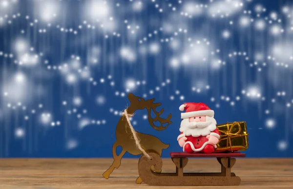 Rood Grappig Speelgoed Kerstman Paardrijden Kerstslee Met Herten Bruine Houten — Stockfoto