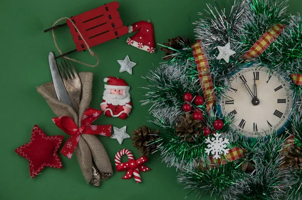 Canlı Bir Noel Peçetesine Bağlanmış Bıçak Çatalla Dolu Renkli Kırsal — Stok fotoğraf