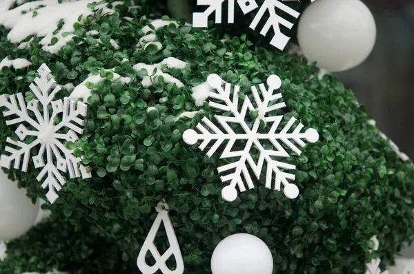 Copo Nieve Madera Blanca Sobre Fondo Verde Concepto Creativo Multifuncional —  Fotos de Stock