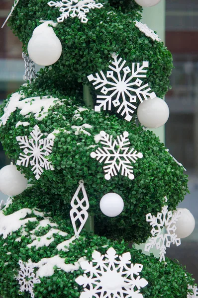 눈송이가 기능적 창조적 개념의 크리스마스 친환경 친화적 크리스마스 장난감의 미니멀리즘 — 스톡 사진