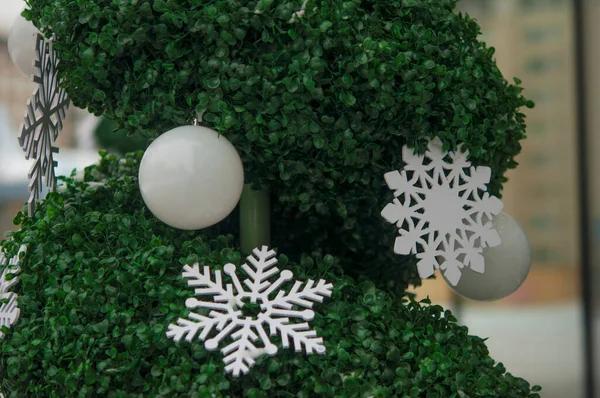 Fehér Fából Készült Hópihe Zöld Háttérrel Multifunkcionális Kreatív Koncepció Karácsonyi — Stock Fotó