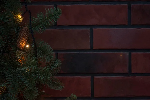 Noel Tatili Kırmızı Tuğla Duvar Yeşil Çelenk Asılı Top Süslemeleri — Stok fotoğraf