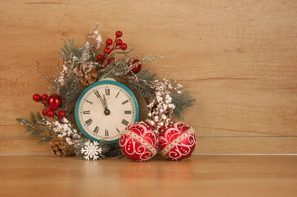 Top View Vintage Christmas Clock Frame Christmas Wreath Wood Background — 图库照片