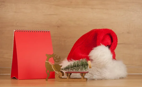 Tomma Röda Skrivbordskalender Tomte Hatt Och Juldekoration Kopiera Utrymme — Stockfoto