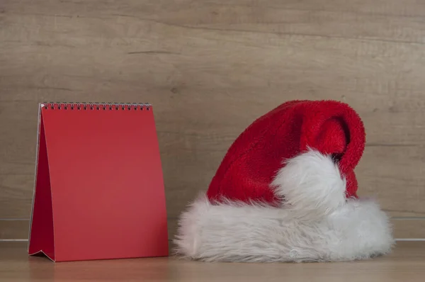 Blanco Rode Bureaukalender Kerstmuts Kerstversiering Kopieerruimte — Stockfoto