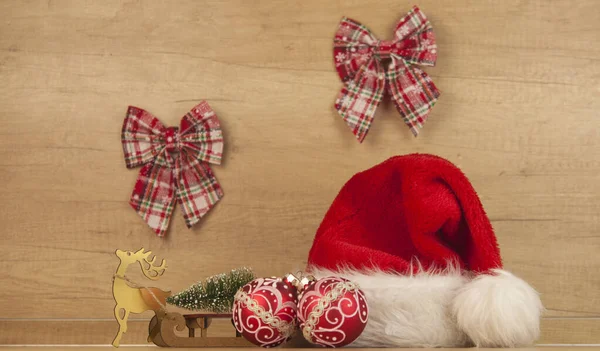 Красный Санта Шляпа Рождественские Украшения Деревянной Стене Копирование Пространства — стоковое фото