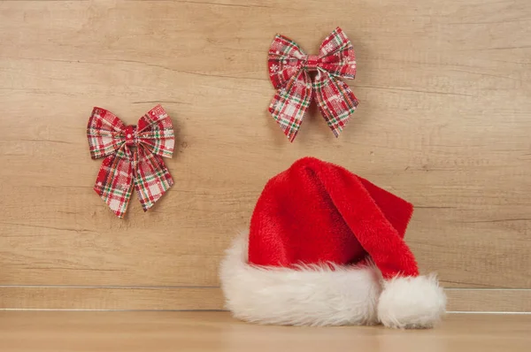 벽에는 모자와 크리스마스 장식이 — 스톡 사진