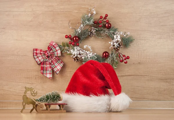 Chapéu Vermelho Santa Decoração Natal Parede Madeira Espaço Cópia — Fotografia de Stock