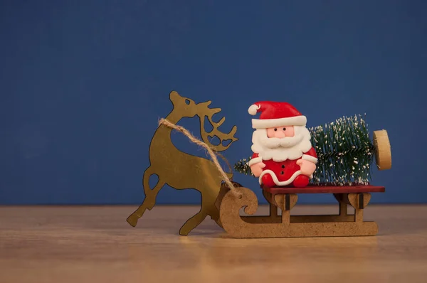 Kerstman Draagt Een Kerstboom Een Slee Kerst Nieuwjaarsconcept — Stockfoto