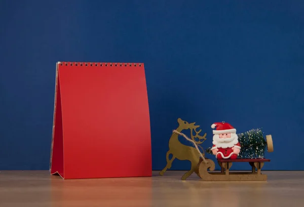 Kalender Meja Merah Kosong Santa Dan Pohon Natal Salin Ruang — Stok Foto