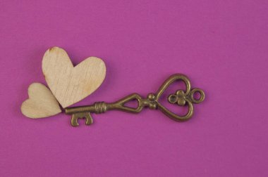 İki kırmızı kalpli pembe arka plan ve Sevgililer Günü 'nü kutlamak için bir anahtar. Boşluğu kopyala. 