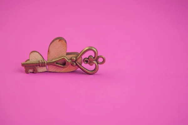 Розовый Фон Двумя Красными Сердцами Ключ Поздравления Днем Святого Валентина — стоковое фото