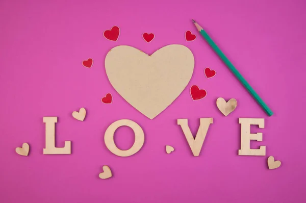 Palabra Amor Corazones Pequeños Sobre Fondo Rosa Pastel Vista Superior — Foto de Stock
